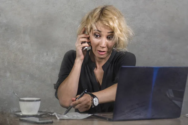 Lifestyle Portrait Young Stressed Messy Business Woman Working Office Laptop — Stock Photo, Image