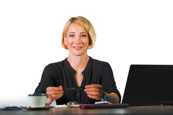 Office Vállalati Portré Fiatal Szép Boldog Üzletasszony Munka Nyugodt Laptop — Stock Fotó
