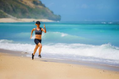 Genç mutlu ve çekici spor Çalıştırıcısı kadının çalışan egzersiz zinde ve atletik vücut sağlık fitness ve sağlıklı yaşam konsepti içinde gösterilen tropik cennet plaj Sprint yapması