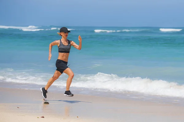 Joven Mujer Corredora Deportiva Feliz Atractiva Haciendo Ejercicio Corriendo Corriendo — Foto de Stock