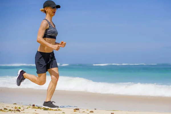 Молода Щаслива Приваблива Спортсменка Біжить Бігу Пляжі Тропічного Раю Демонструючи — стокове фото