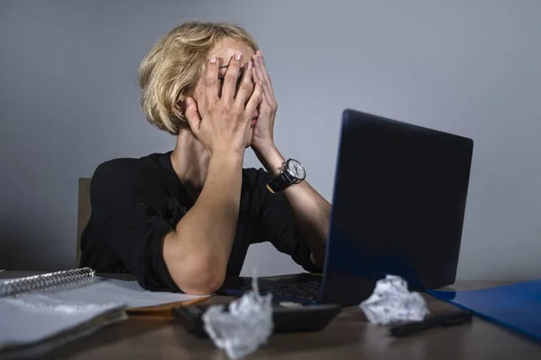 Jovem Frustrado Estressado Mulher Negócios Chorando Triste Mesa Escritório Trabalhando — Fotografia de Stock