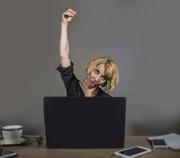 Retrato Estilo Vida Jovem Mulher Negócios Estressada Bagunçada Trabalhando Mesa — Fotografia de Stock