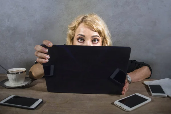 Levensstijl Binnenshuis Portret Van Jonge Verrast Benadrukt Zakenvrouw Bij Bureau — Stockfoto