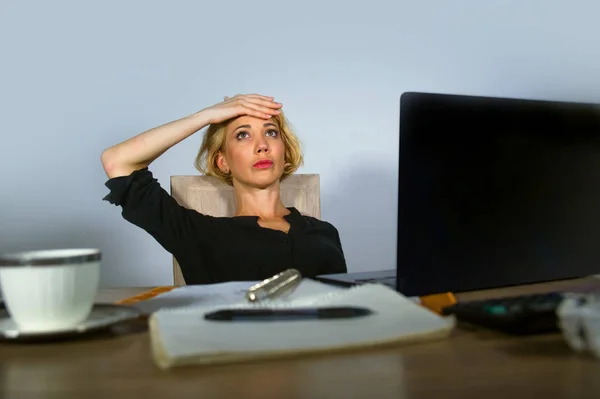 Mooie Depressief Triest Blonde Vrouw Werken Met Laptop Computer Gevoel — Stockfoto