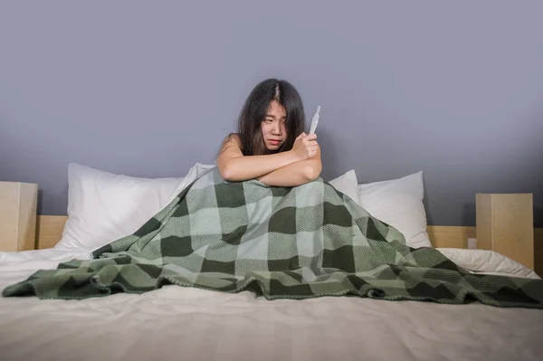 Young Depressed Desperate Asian Korean Woman Crying Scared Testing Positive — Stock Photo, Image
