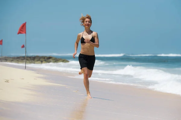 Молода Приваблива Щаслива Жінка Біжить Пляжі Тропічного Раю Білим Піском — стокове фото