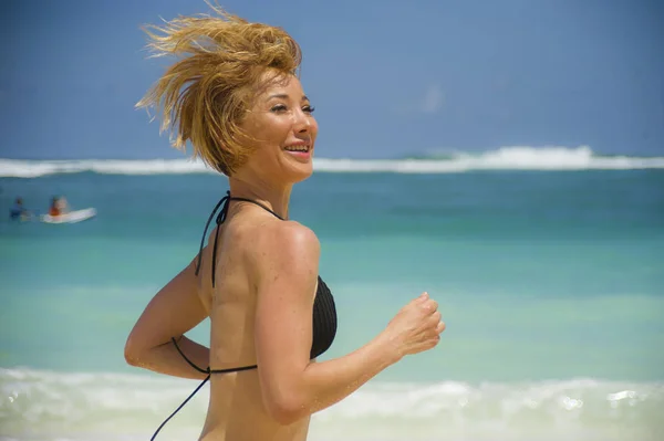 Jovem Mulher Atraente Feliz Correndo Praia Paradisíaca Tropical Com Areia — Fotografia de Stock