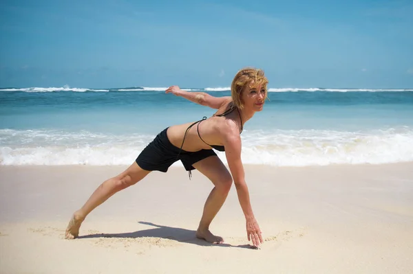 Молодая Счастливая Привлекательная Спортивная Женщина Занимающаяся Фитнесом Тропическом Райском Пляже — стоковое фото