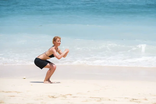 Jovem Feliz Atraente Mulher Esportiva Fazendo Fitness Sentar Exercício Praia — Fotografia de Stock