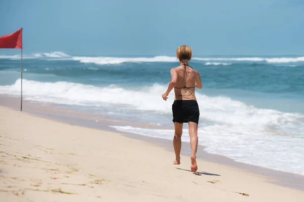 Rückenansicht Einer Jungen Attraktiven Und Athletischen Frau Die Strand Des — Stockfoto
