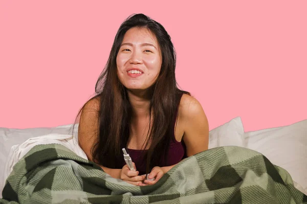 Jovem Feliz Animado Asiático Coreano Mulher Cama Segurando Teste Gravidez — Fotografia de Stock