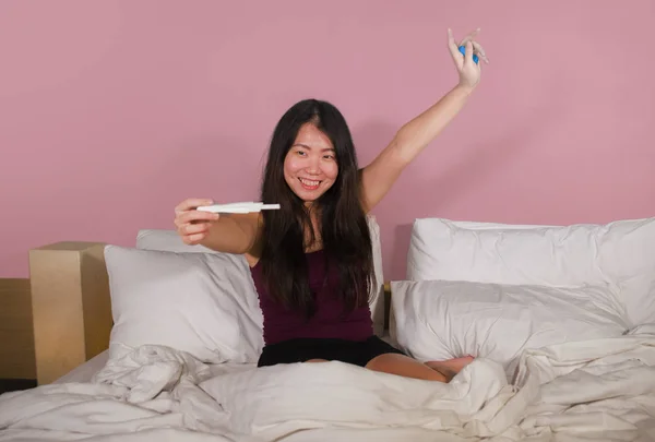 Junge Glückliche Und Aufgeregte Asiatische Koreanerin Bett Hält Schwangerschaftstest Überprüfung — Stockfoto
