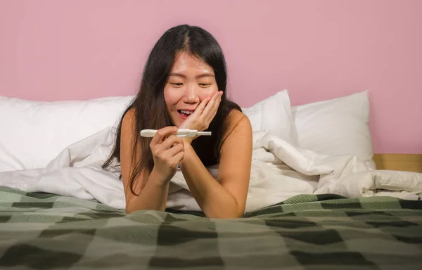 Молодая Счастливая Взволнованная Азиатская Китаянка Постели Проведение Теста Беременность Проверка — стоковое фото