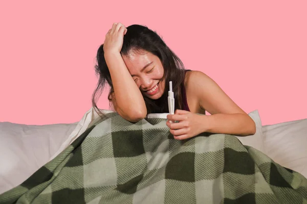 Jovem Feliz Animado Asiático Chinês Mulher Cama Segurando Teste Gravidez — Fotografia de Stock