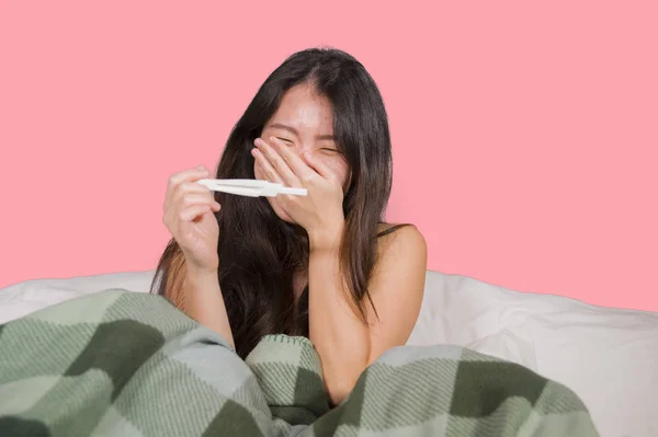 Junge Glückliche Und Aufgeregte Asiatische Chinesin Bett Hält Schwangerschaftstest Überprüfung — Stockfoto