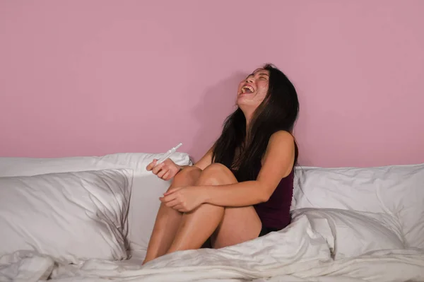 Щасливий Схвильований Азіатських Корейська Брюнетки Ліжку Тримав Тест Вагітність Перевірка — стокове фото
