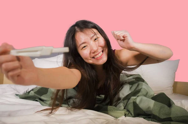 Jonge Blij Opgewonden Aziatische Chinese Vrouw Bed Holding Zwangerschapstest Controleren — Stockfoto