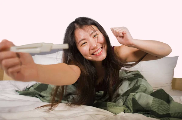Jovem Feliz Animado Asiático Coreano Mulher Segurando Teste Gravidez Verificando — Fotografia de Stock