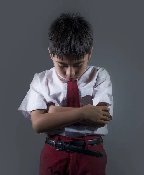 Criança Pequena Anos Idade Uniforme Escolar Com Braços Dobrados Sentindo — Fotografia de Stock