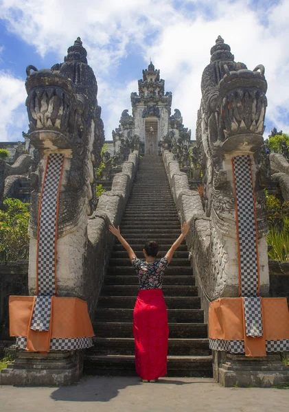 Jovem Bela Asiática Chinesa Turista Mulher Sarong Visitando Belo Templo — Fotografia de Stock