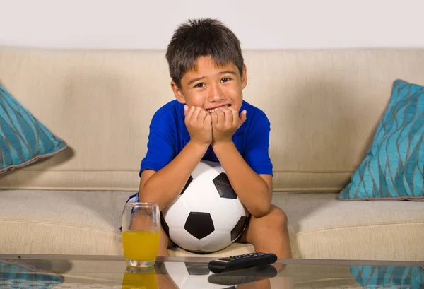 Retrato Estilo Vida Casa Menino Segurando Bola Futebol Assistindo Jogo — Fotografia de Stock