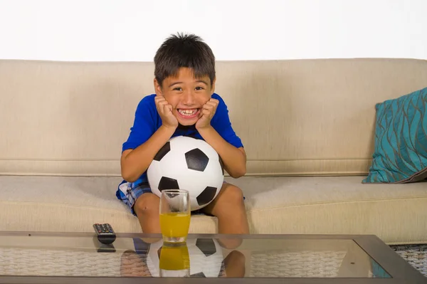 Retrato Estilo Vida Casa Jovem Menino Anos Segurando Bola Futebol — Fotografia de Stock