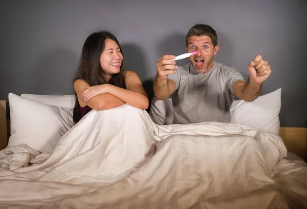 Junges Schönes Und Glückliches Paar Zusammen Bett Beim Blick Auf — Stockfoto