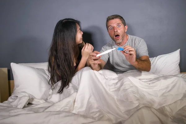 Jovem Casal Bonito Feliz Juntos Cama Olhando Para Resultado Positivo — Fotografia de Stock