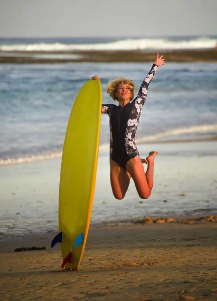 Mladý Surfař Šťastný Atraktivní Dívka Která Skočila Vysoko Vzduchu Drží — Stock fotografie