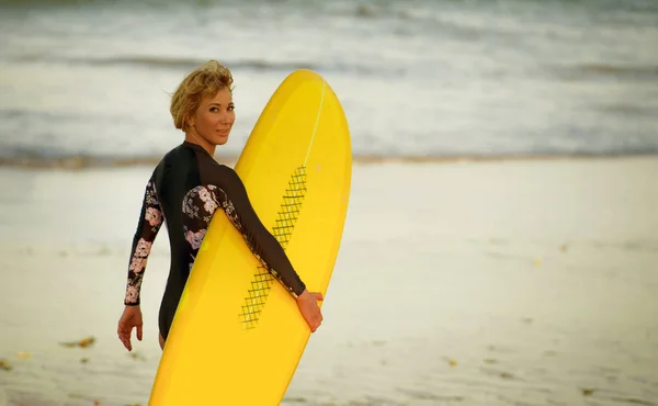 Junges Schönes Und Glückliches Surfermädchen Das Mit Einem Gelben Surfbrett — Stockfoto