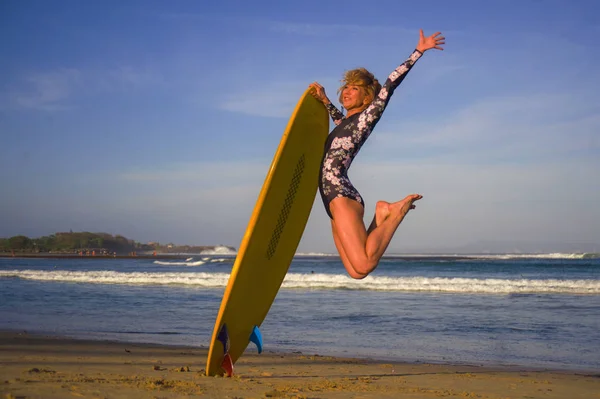 Junges Glückliches Und Attraktives Surfermädchen Das Hoch Der Luft Springt — Stockfoto