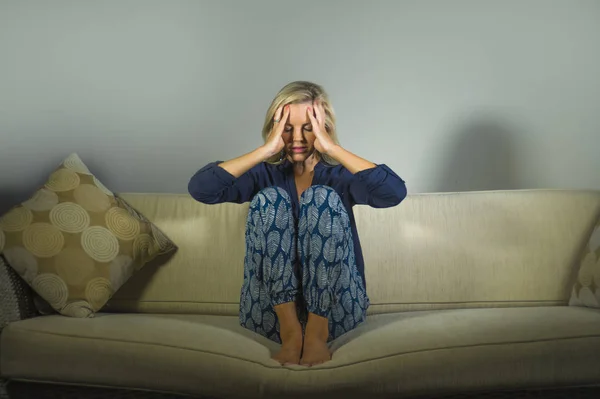 Retrato Estilo Vida Mulher Atraente Triste Com Dor Cabeça Enxaqueca — Fotografia de Stock