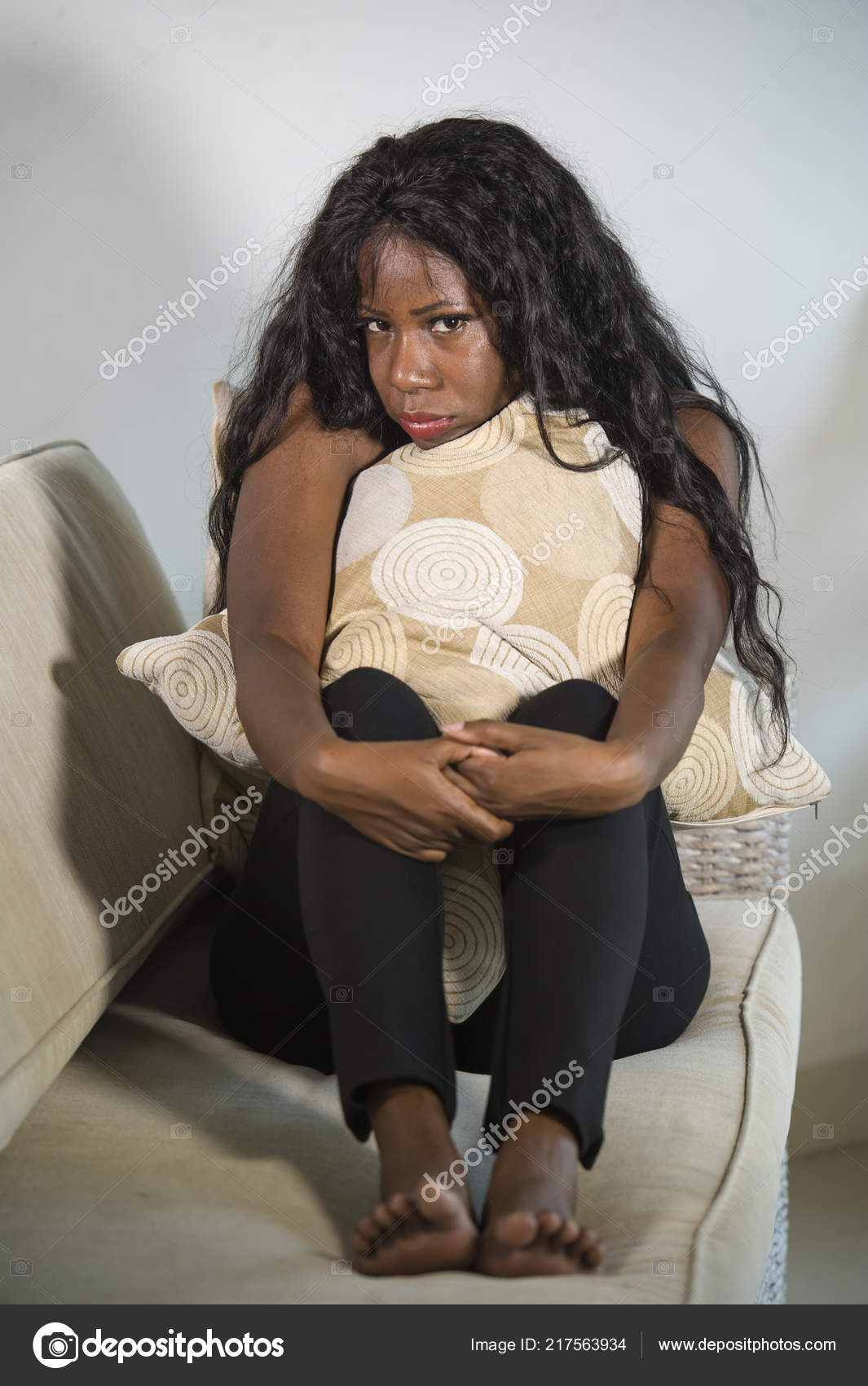 Triste Mulher Sentada Em Um Fundo Negro Foto de Stock - Imagem de