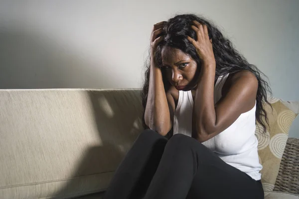 Joven Atractivo Triste Negro Afroamericano Mujer Sentado Deprimido Casa Sofá — Foto de Stock