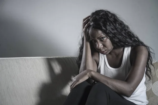 Jovem Atraente Triste Negra Afro Americana Sentada Deprimida Sofá Cama — Fotografia de Stock