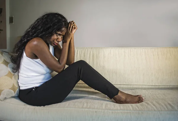 Mladá Atraktivní Smutné Černé Afroamerické Ženy Sedící Depresi Doma Rozkládací — Stock fotografie