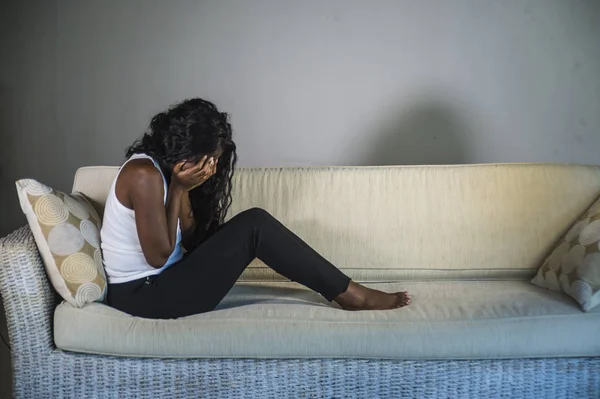 年轻的迷人和可悲的黑人非洲裔美国人坐在沮丧的家庭沙发沙发上感到焦虑和沮丧遭受抑郁症的问题和焦虑危机哭泣绝望 — 图库照片