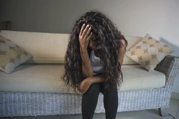 Joven Atractivo Triste Negro Afroamericano Mujer Sentado Deprimido Casa Sofá —  Fotos de Stock