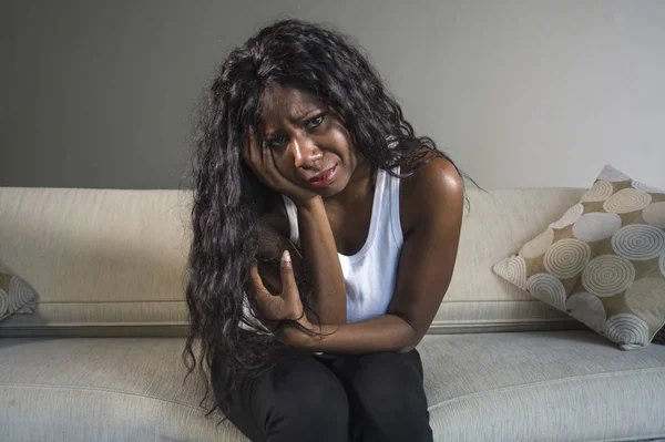 Jovem Atraente Triste Negra Afro Americana Sentada Deprimida Sofá Cama — Fotografia de Stock