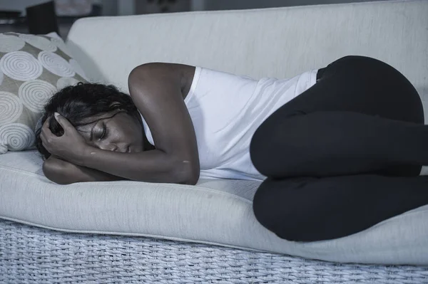 Joven Atractivo Triste Negro Afroamericano Mujer Acostado Deprimido Casa Sofá — Foto de Stock