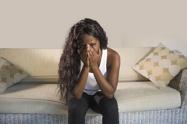 年轻迷人和可悲的黑人非洲裔美国人坐在家里沙发沙发感到焦虑和沮丧遭受抑郁症的问题和焦虑危机感到焦虑和不安 — 图库照片