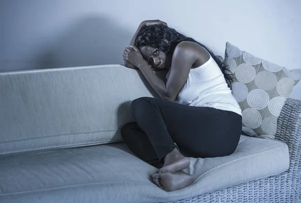 Jovem Atraente Triste Negra Afro Americana Sentada Deprimida Casa Sofá — Fotografia de Stock