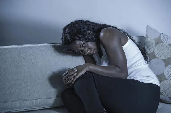 Jovem Atraente Triste Negra Afro Americana Sentada Deprimida Casa Sofá — Fotografia de Stock