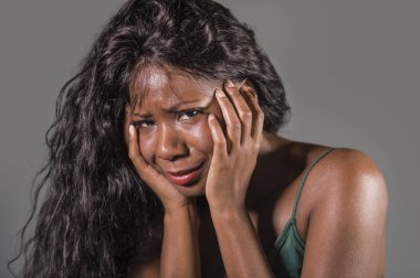 ağlayan genç çekici üzgün ve depresyonda siyah Afrikalı-Amerikalı kadın duygu kötü ve umutsuz vurguladı studio arka plan üzerinde kriz ve depresyon sorunu izole acı anksiyete