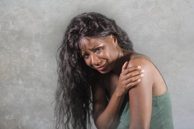 ağlayan genç çekici üzgün ve depresyonda siyah Afrikalı-Amerikalı kadın duygu kötü ve umutsuz vurguladı studio arka plan üzerinde kriz ve depresyon sorunu izole acı anksiyete