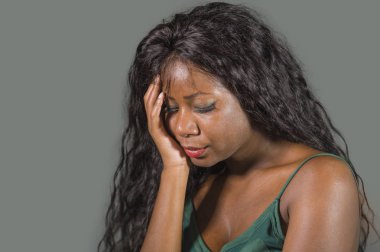 kötü ve umutsuz anksiyete krizi ve depresyon sorun stüdyo arka planda yoğun yüz ifade izole acı duygu genç çekici üzgün ve depresyonda siyah Afrikalı-Amerikalı kadın