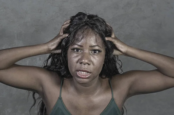 年轻疯狂绝望和焦虑的黑人非洲裔美国妇女紧张和戏剧性的面部表情在压力和抑郁的背景下感到压力和折磨 — 图库照片