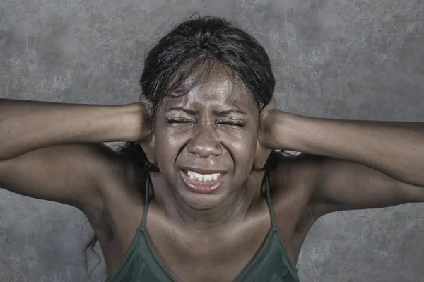 Junge Verzweifelte Und Ängstliche Schwarzafrikanisch Amerikanische Frau Die Sich Gestresst — Stockfoto