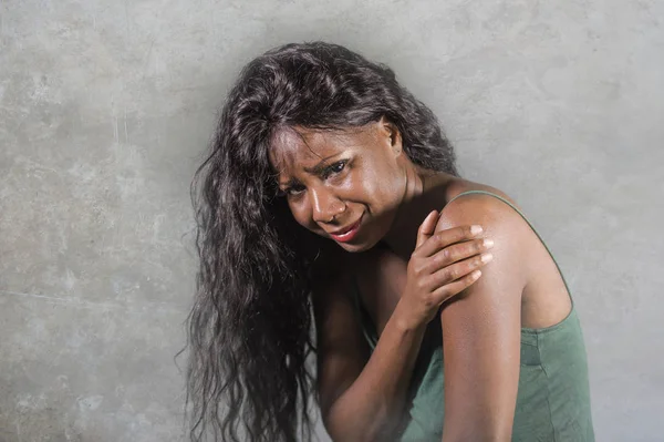 Νέους Ελκυστικές Λυπημένος Και Καταθλιπτικός Μαύρο Αφρικανική Αμερικανική Γυναίκα Αίσθηση — Φωτογραφία Αρχείου